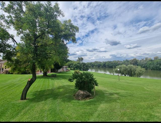 2 BEDROOM TOWNHOUSE FOR SALE IN THREE RIVERS PROPER